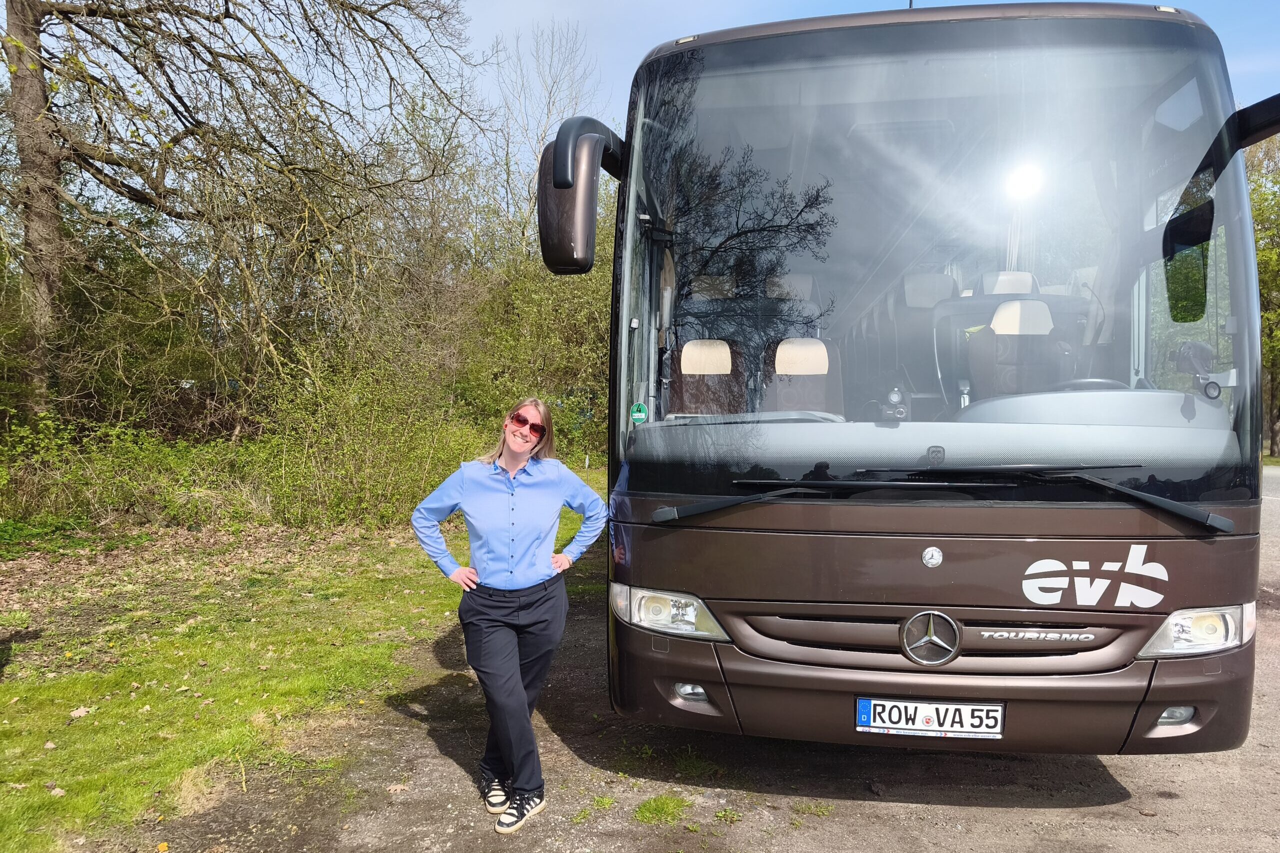IMG_20260417_113037 Tatjana Lührig neben evb Reisebus