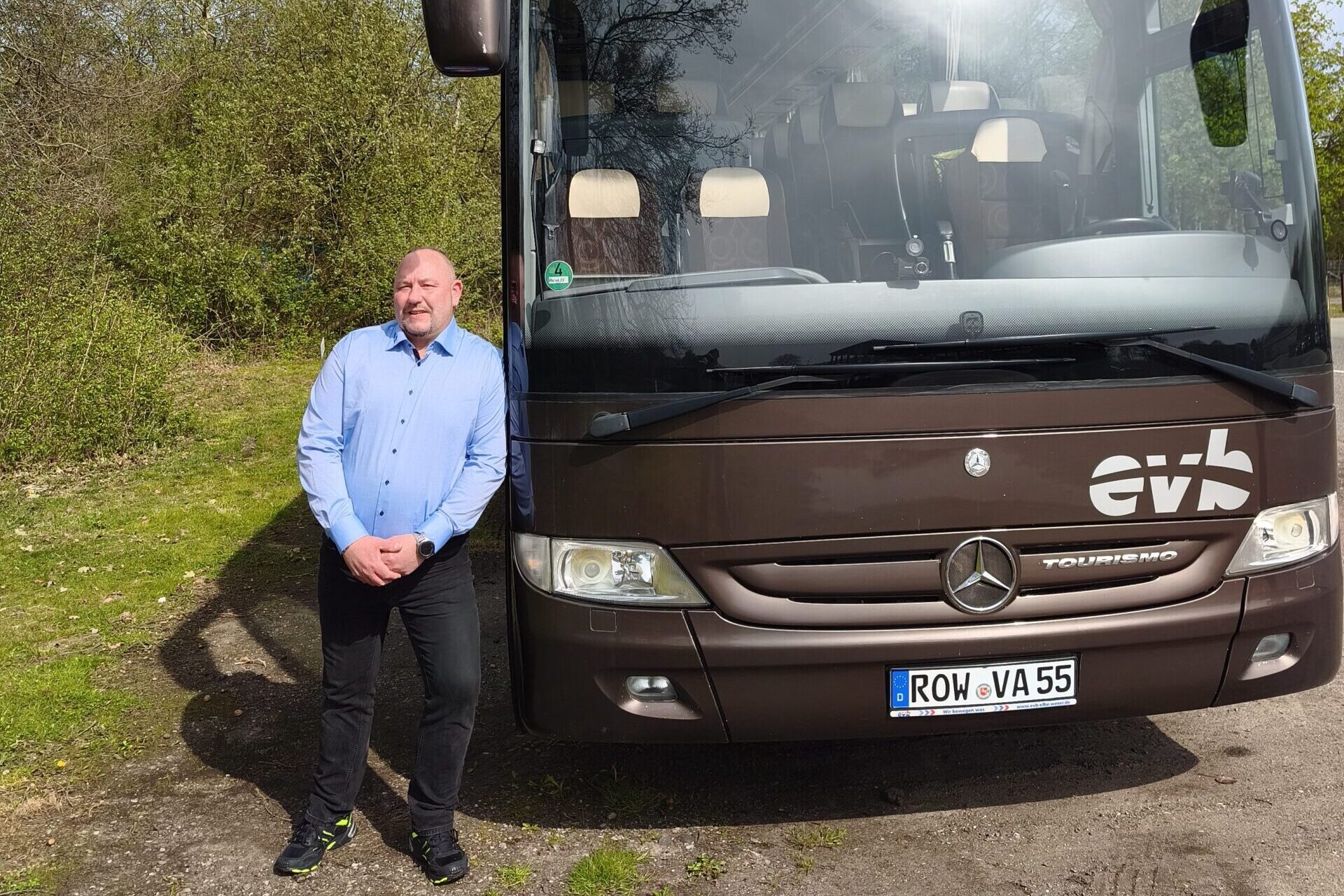 IMG_20260417_113131 Jan Lampe neben dem evb Reisebus