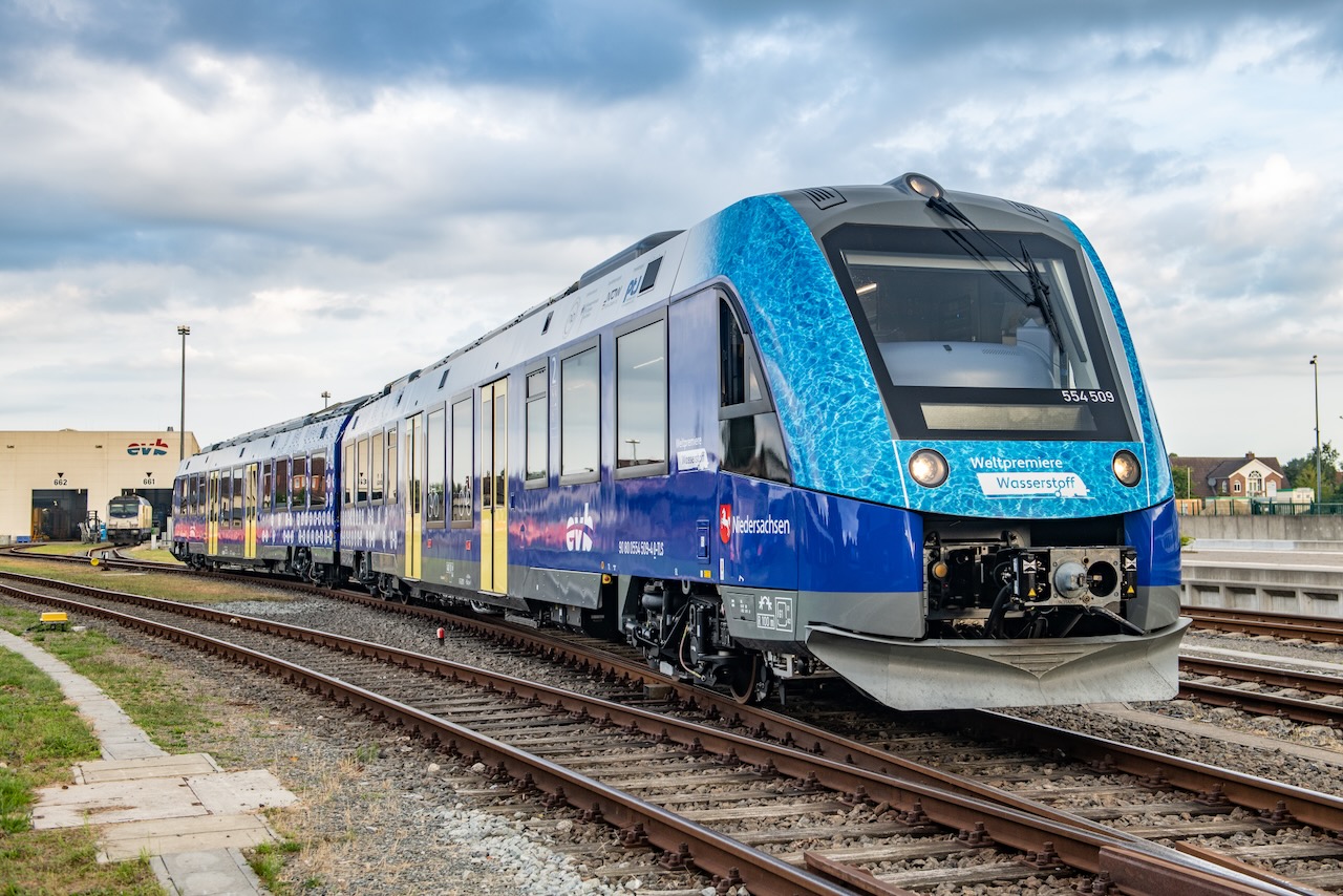 4 Wasserstoffzug Alstom Coradia iLint auf dem Betriebsgela╠ênde der evb in Bremervo╠êrde (Foto evb – Sabrina Adeline Nagel)