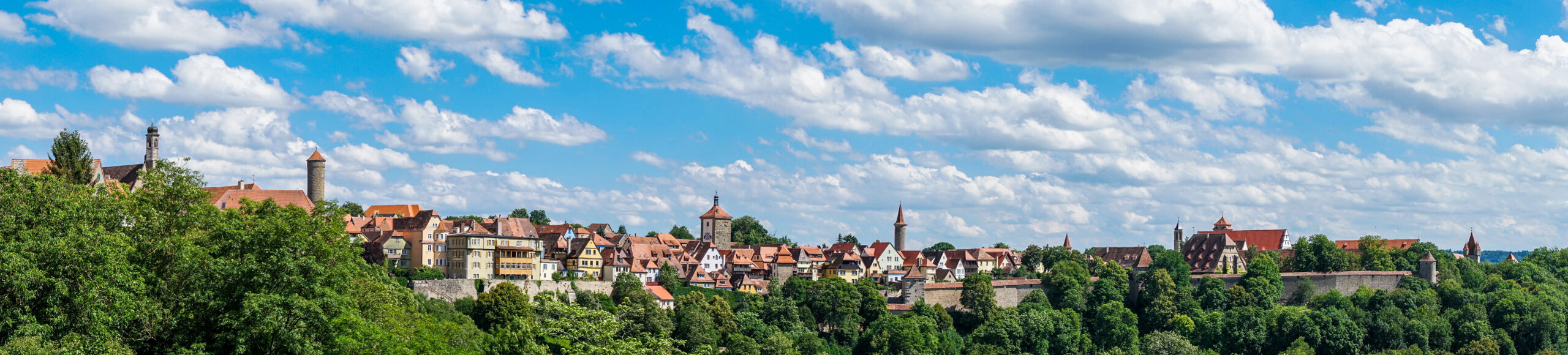 Rothenburg ob der Tauber Skyline unter weiß-blauem Himmel als Panoramafoto